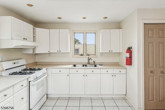 Building Photo - 374 Boyden Ave