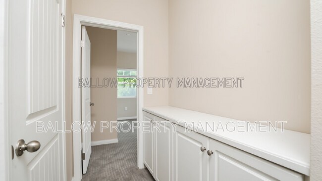 Building Photo - 1327 Holly Ave