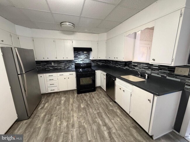 Building Photo - 1552 Delaware Ave