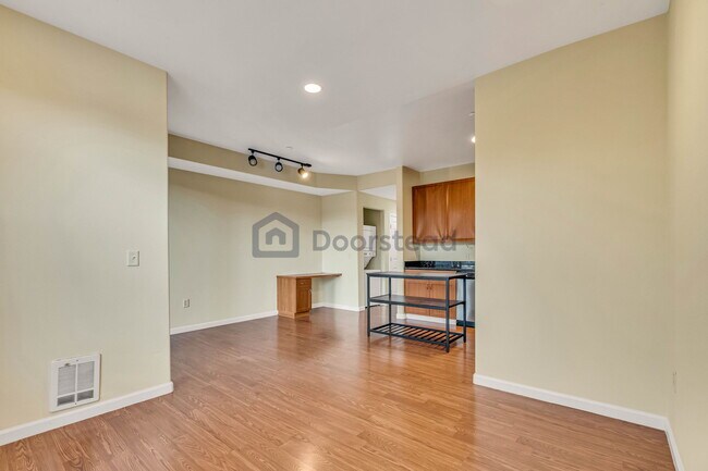 Building Photo - 1121 40th St