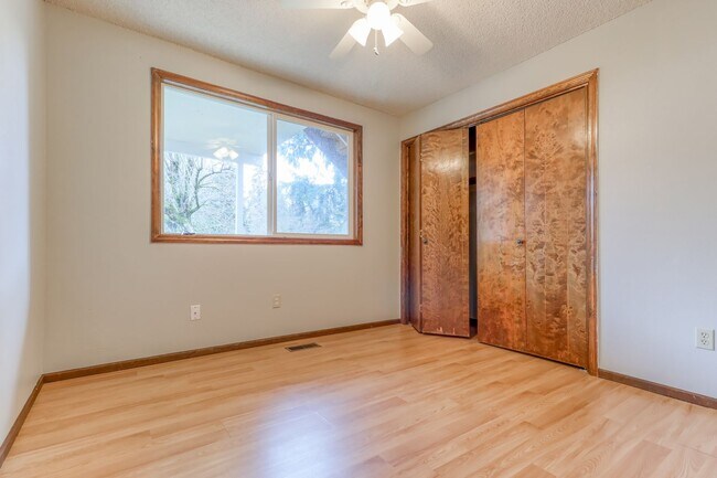 Building Photo - Custom 4BD Salmon Creek Home!