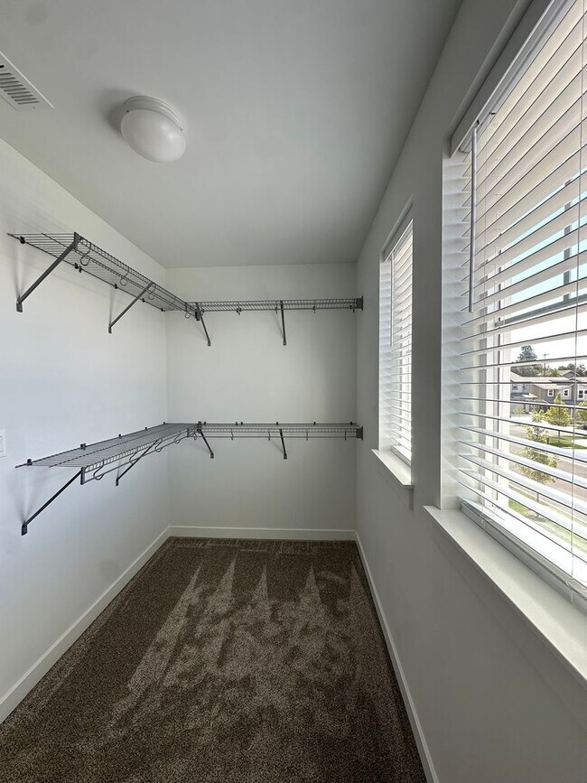 Building Photo - Gorgeous newer townhome in SE Bend!