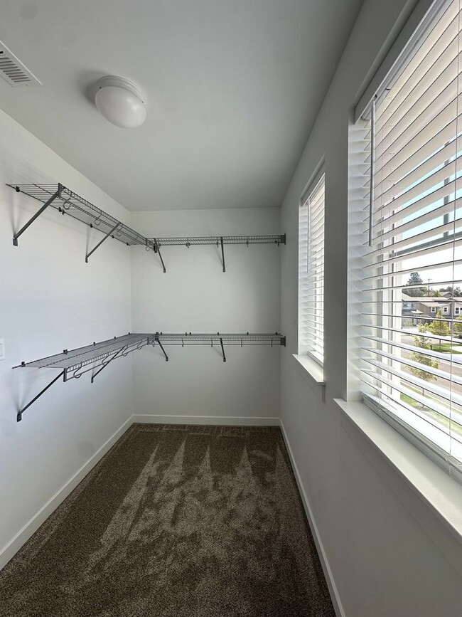 Building Photo - Like-New Home in Desirable Luderman Crossing!