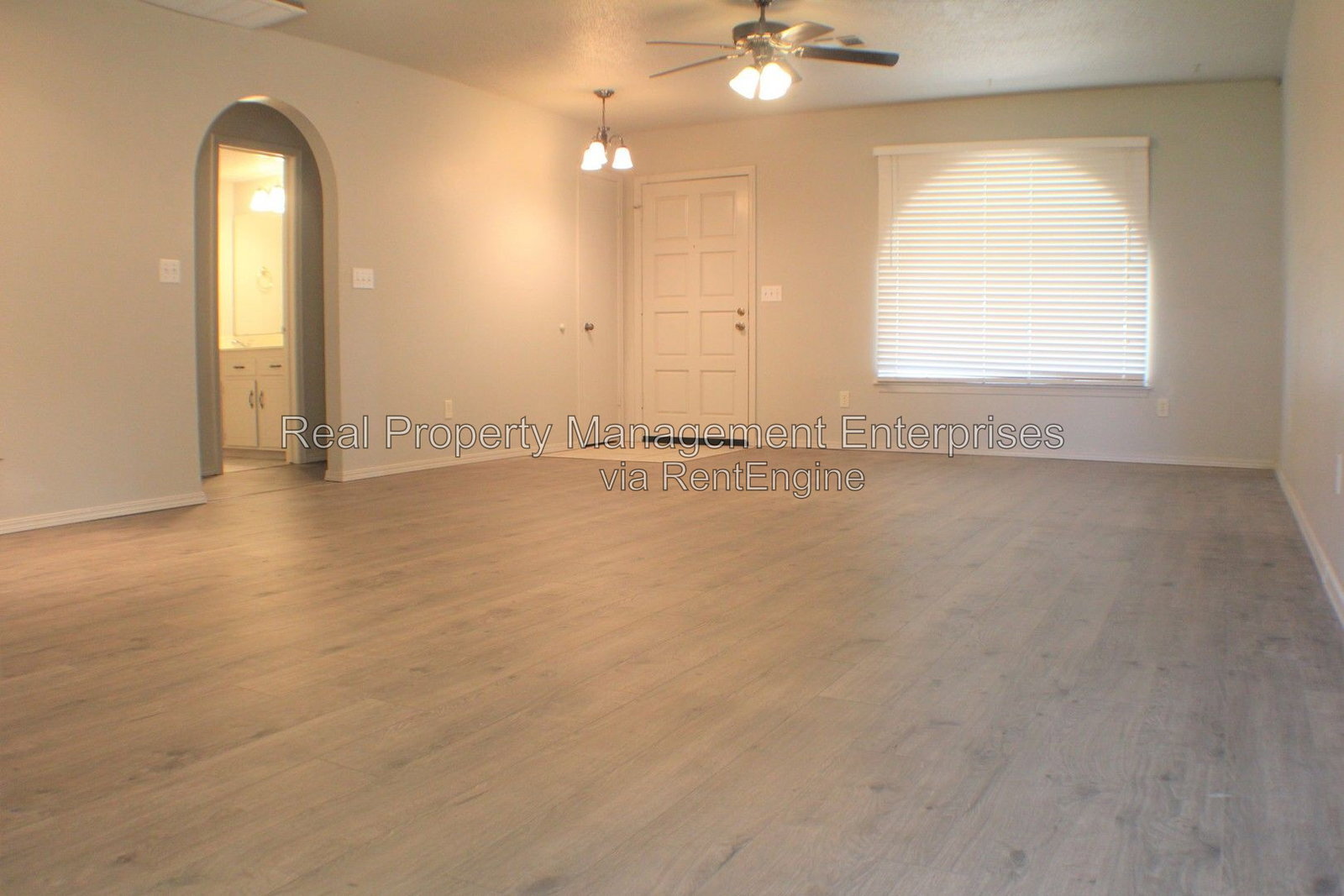 Building Photo - 10904 N Florida Ave