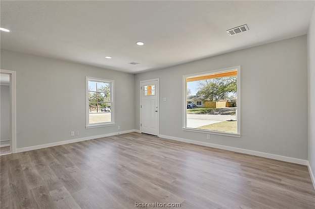 Building Photo - 722 Mary Lake Dr