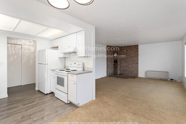 Building Photo - Cozy Two-Bedroom in Gresham - New Washer/D...