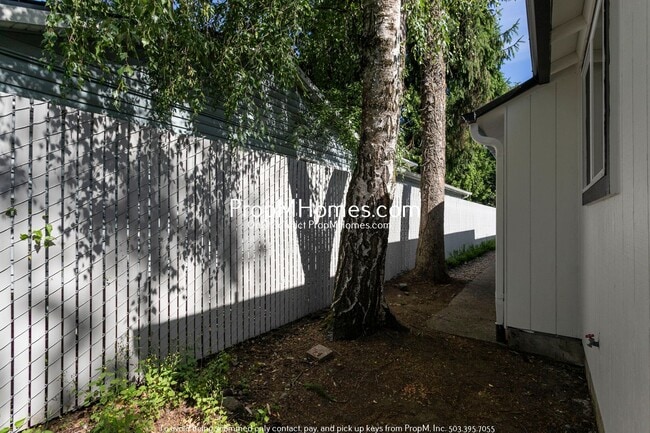 Building Photo - Updated Two Bedroom Duplex in Sellwood - Garage Included!