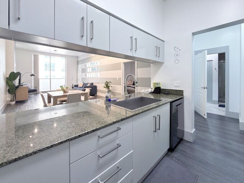 Building Photo - 1200 Brickell Bay Dr