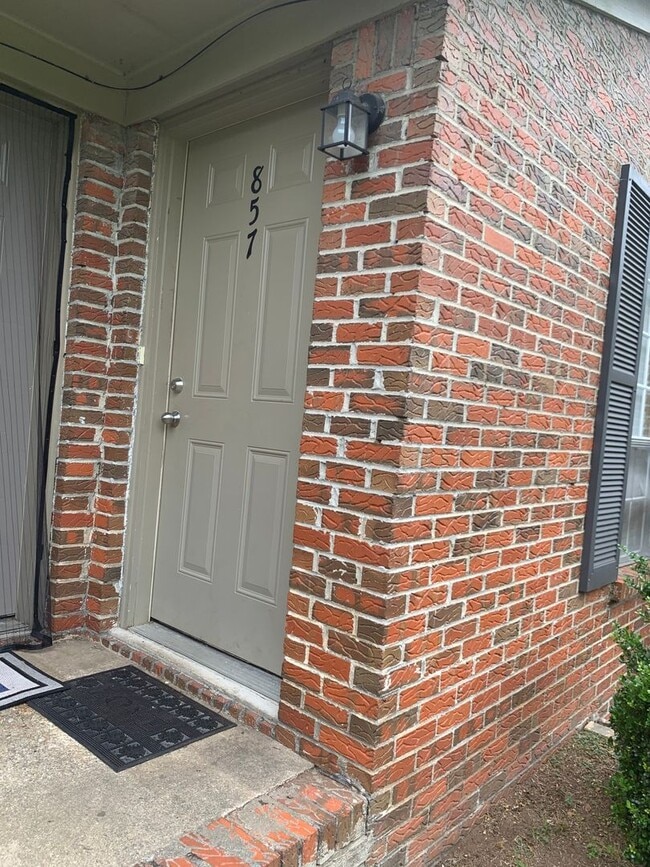 Building Photo - COMING SOON! MOVE IN SPECIAL- $0 SECURITY ...