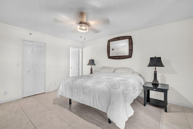 Building Photo - 2202 S Cypress Bend Dr
