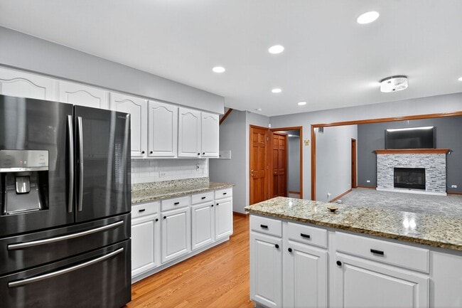 Building Photo - 1163 Shoreline Dr