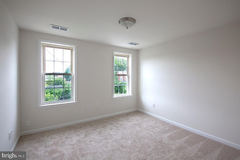 Building Photo - 215 9th St