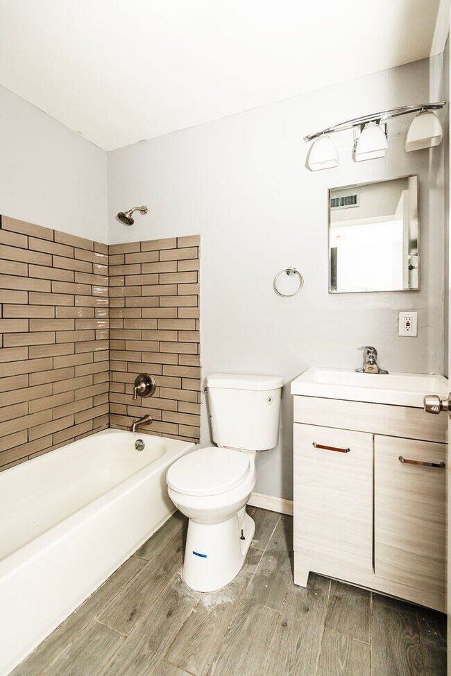 Building Photo - Spacious 4 Bed 2 Bath