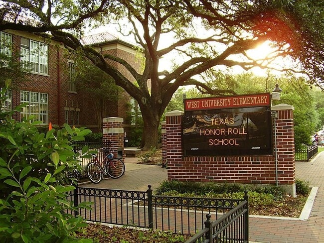 Building Photo - 2611 Tangley St