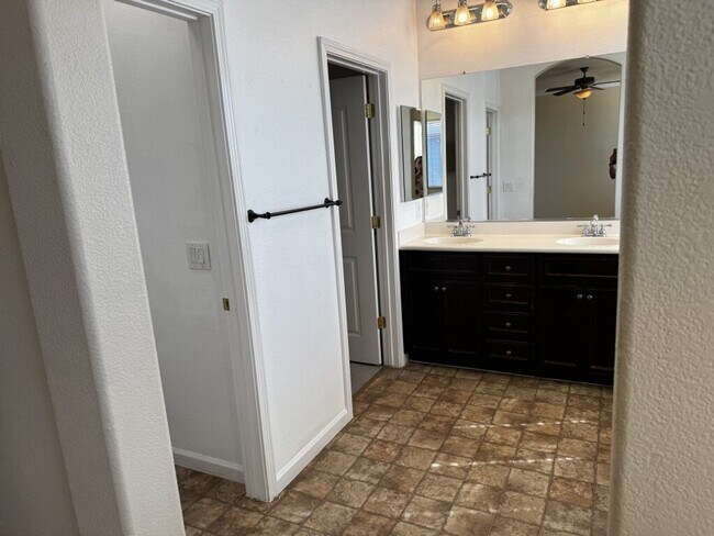 Building Photo - Beautiful and spacious 4 bedroom/ 2.5 bathroom home