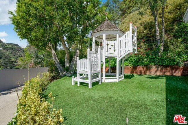 Building Photo - 1068 Casiano Rd