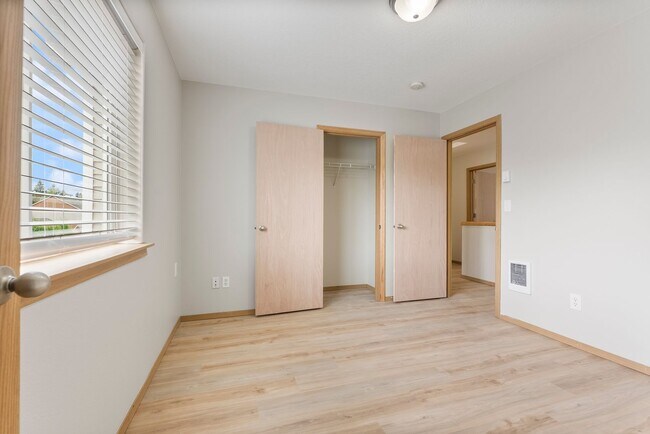 Building Photo - 5Bed/2.5 Bath House available