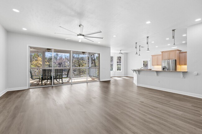 Building Photo - Executive Lakefront in Gainesville - Available NOW