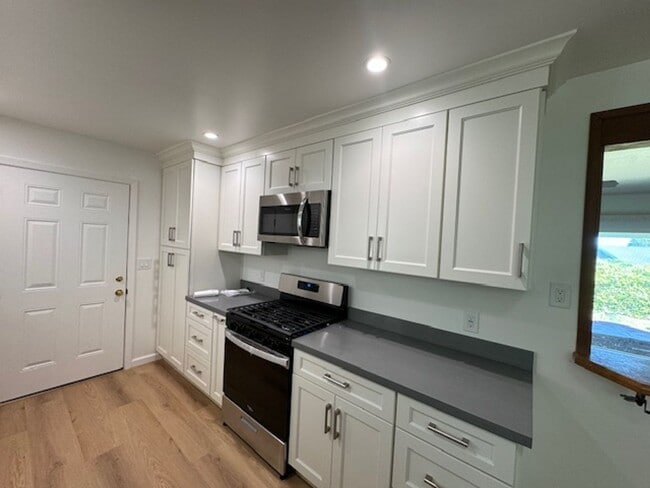 Building Photo - Beautiful 3 Bedroom, 1.5 Bath Home Available Soon!