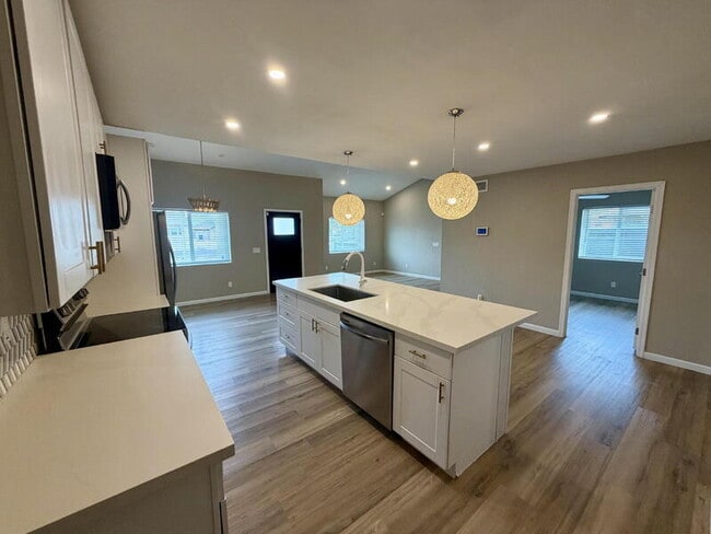 Building Photo - 2029 W Adams St