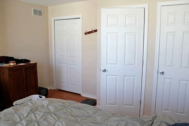 Building Photo - Gorgeous 2-Bedroom Townhome in the Heart o...