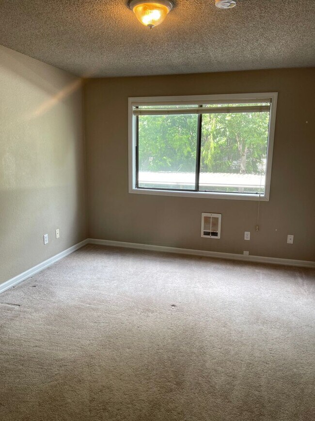 Building Photo - Spacious Condo in North Seattle!