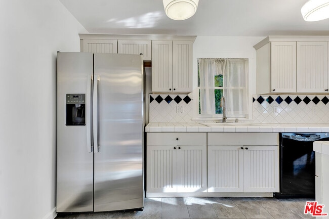 Building Photo - 6117 Glen Holly St