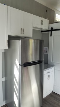 Full size refrigerator - 1294 Glendale Ave