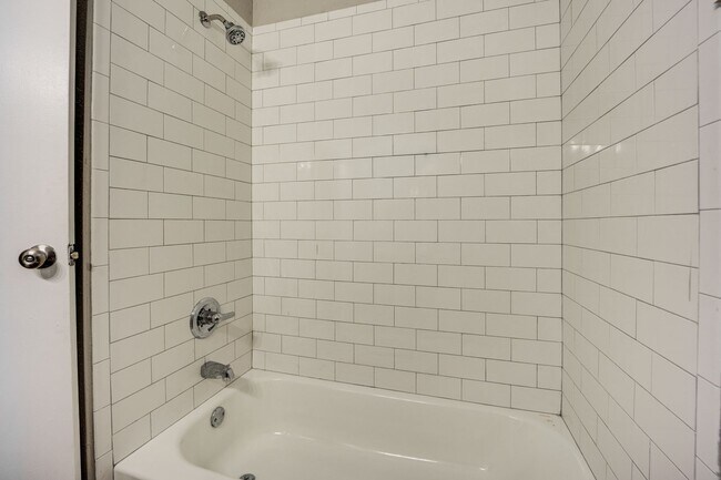 Building Photo - Freshly Updated 3 Bedroom House