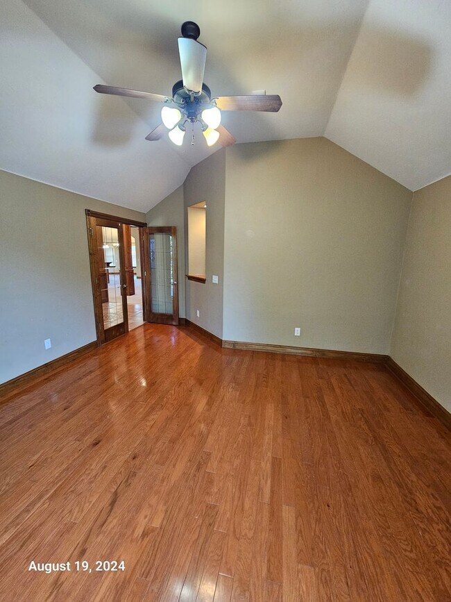 Building Photo - 3 (Bed)/2.5 (Bath) w/ Storm Shelter and Po...