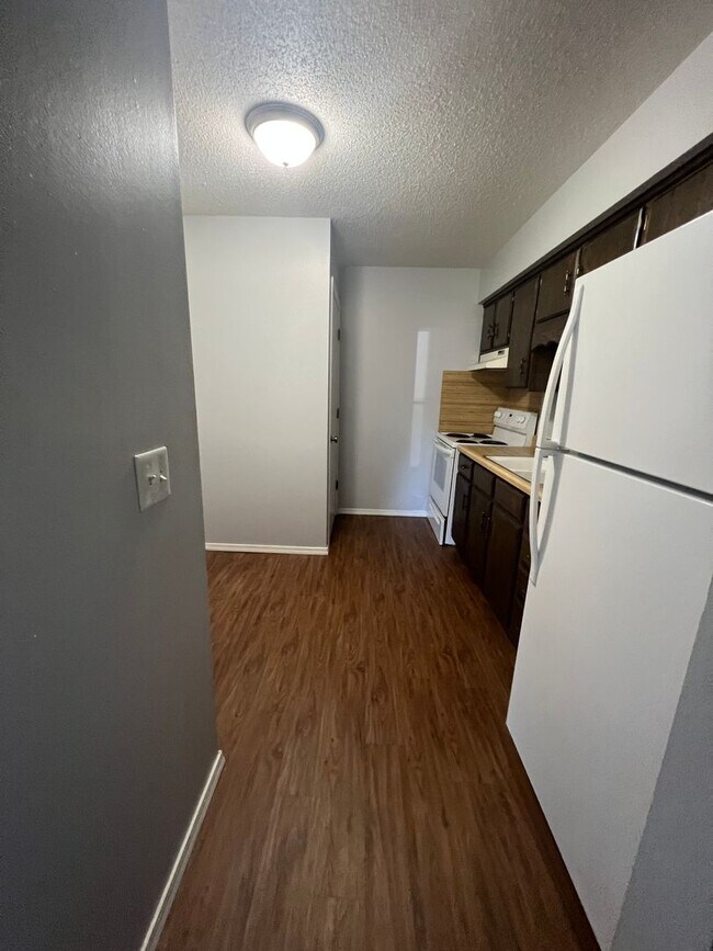 Building Photo - 1 bedroom 1 bath duplex available now!