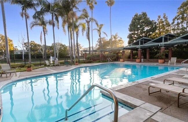 Building Photo - Updated 2 bedroom townhome in Manhattan Vi...