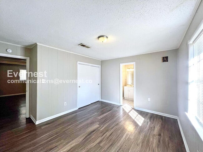 Building Photo - 3 Bed/2 Bath Home with Off Street Parking / Pet-Friendly / Vouchers Accepted / Available Now!