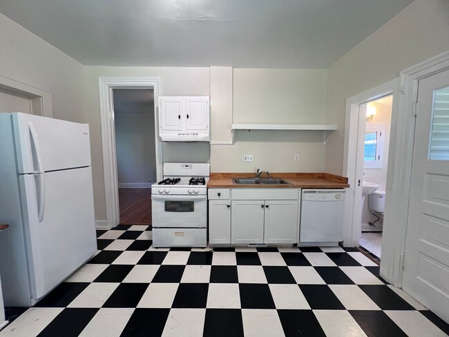 Building Photo - Single Family Heritage Hill Home! Two Bedr...