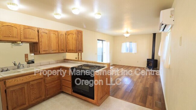 Building Photo - 524 NE Olney Ave