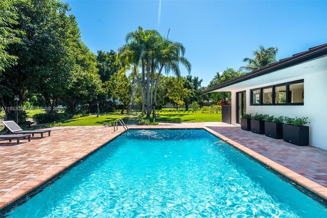 Building Photo - 10945 SW 75th Ct