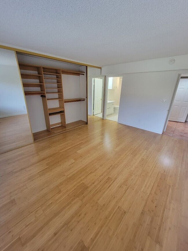 Building Photo - HUGE UPPER 1BD/1.5BA CONDO WITH LOFT, PARKING LAUNDRY AND 2 PRIVATE BALCONIES!!
