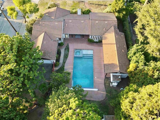 Building Photo - 915 Estudillo Ave