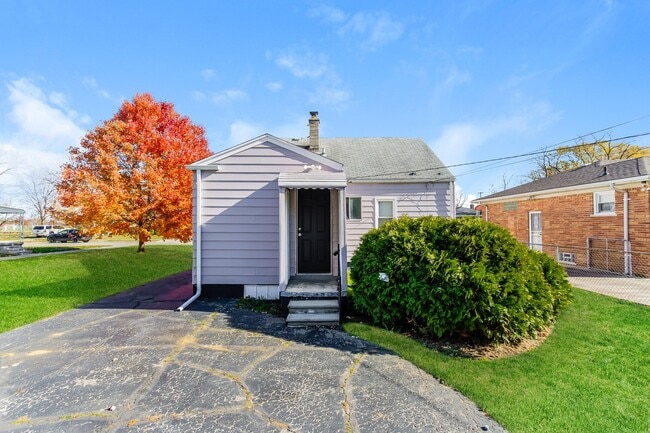 Building Photo - 24553 Flower Ave