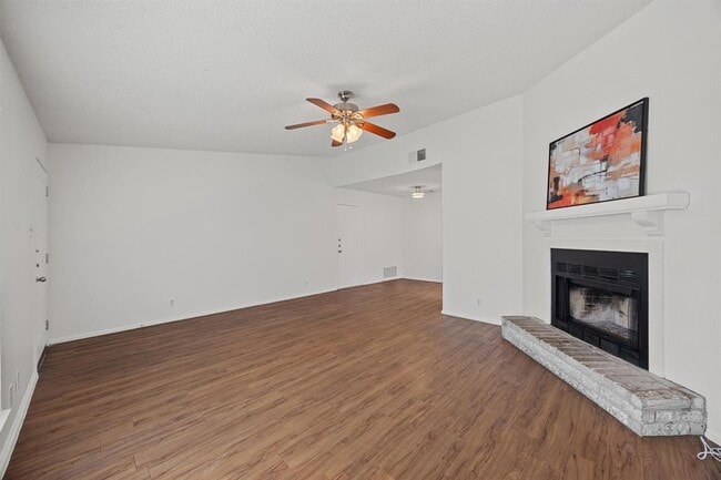 Building Photo - 6204 Linda Ln