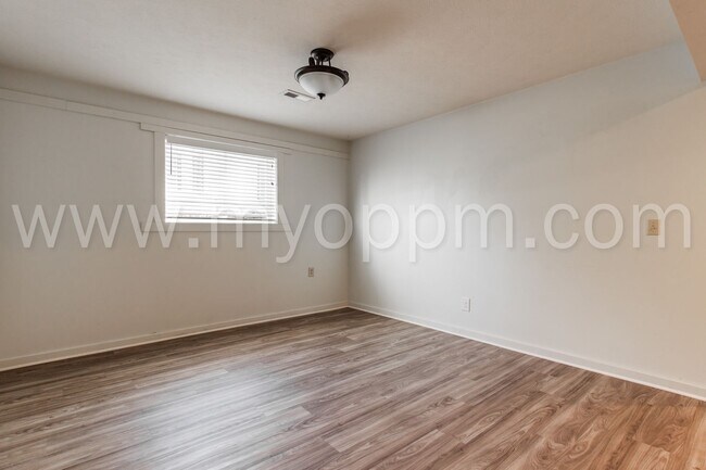 Building Photo - Spacious 3 Bedroom / 1 Bathroom Duplex | Gretna