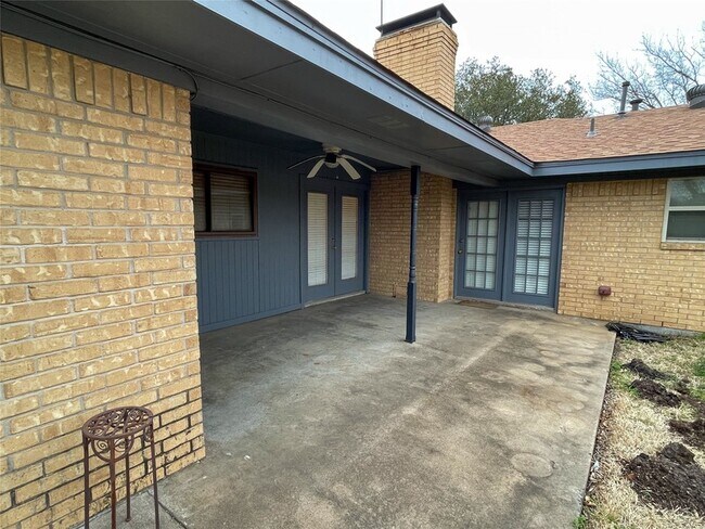 Building Photo - 1714 Crescent Dr