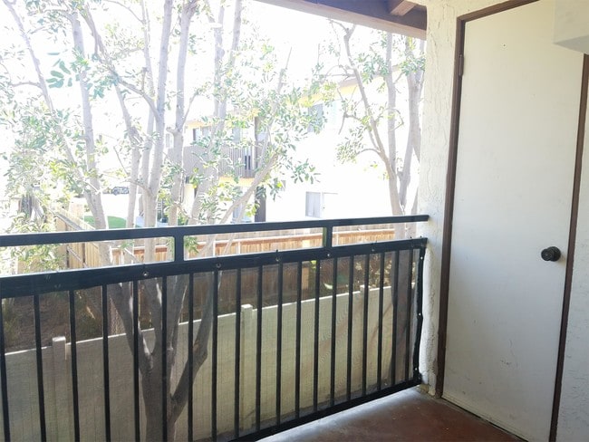 Building Photo - 1013 S Sunshine Ave