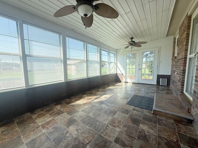 Building Photo - Pet-Friendly 3-Bedroom Home with Fenced Yard, Sun Room & Utilities Included