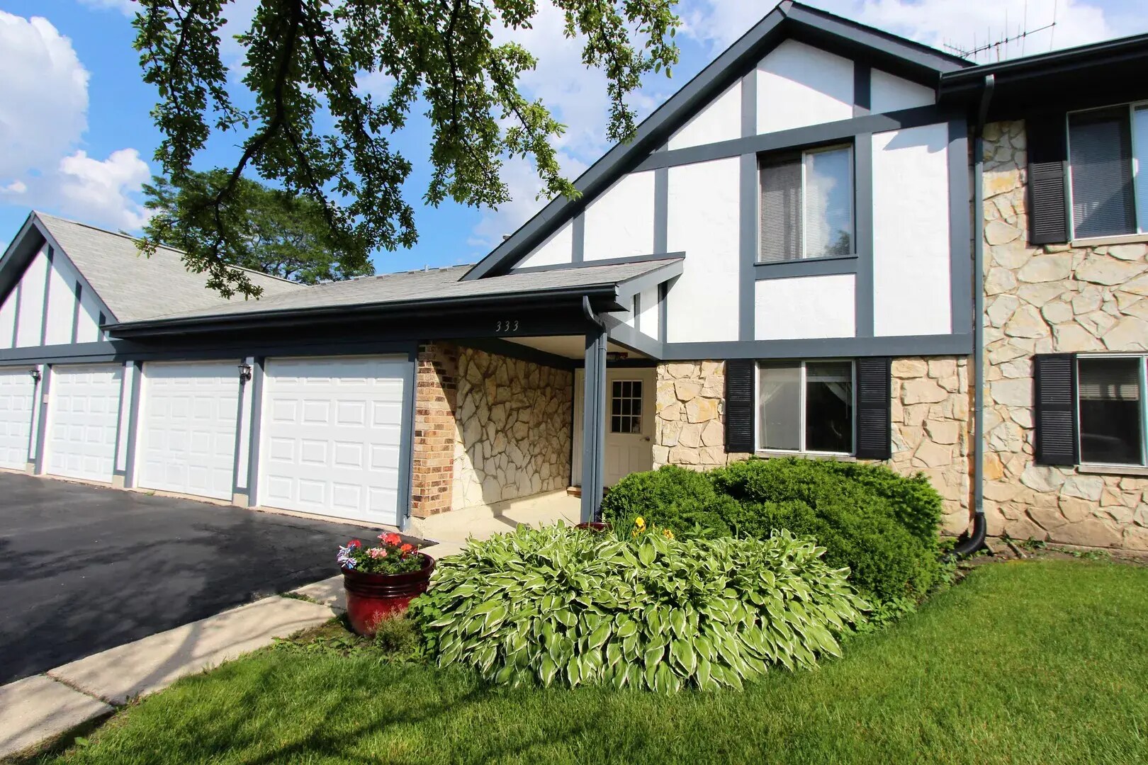 Front view - 333 Memory Ln