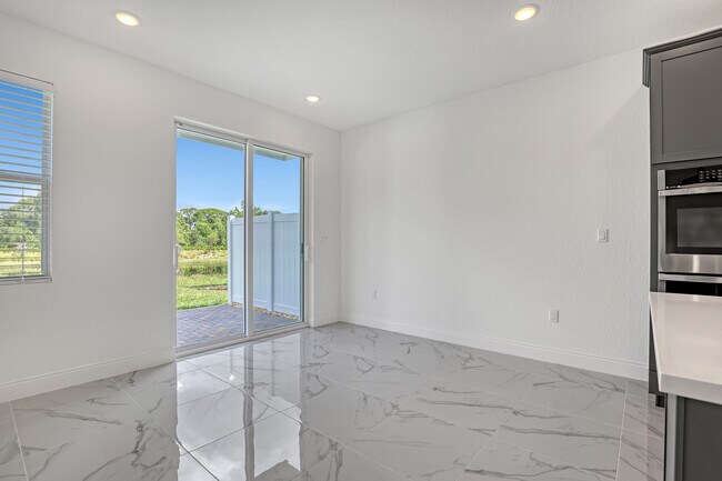 Building Photo - 105 SE Birch Ter