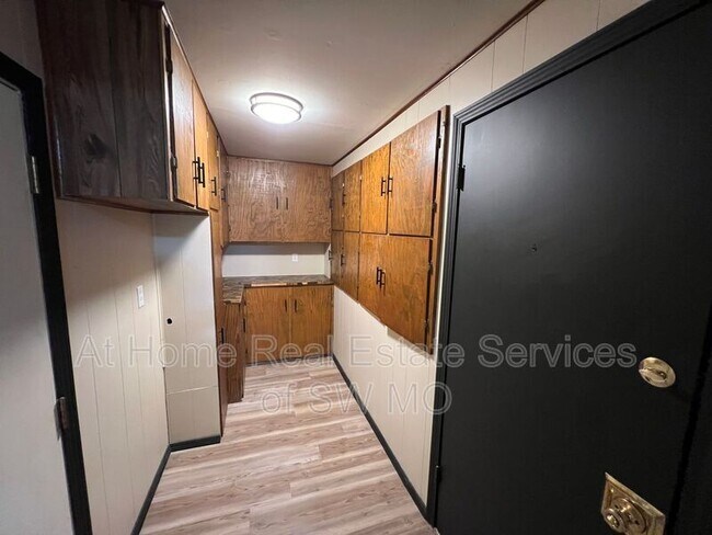 Building Photo - 519 S Hilton Ave