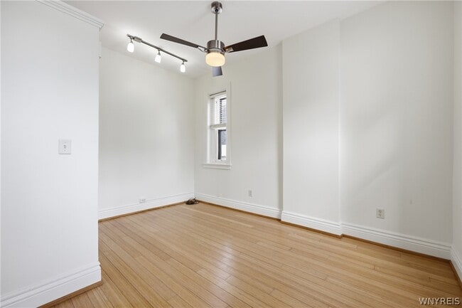 Building Photo - 2 York St