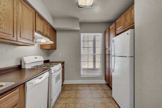 Building Photo - 3140 Van Teylingen Dr