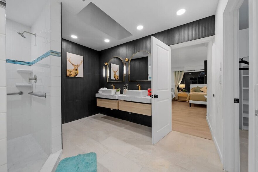 Building Photo - 5048 Bluff Pl